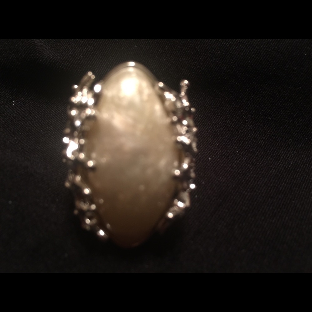 Silver tone/pearl like Sz 8 ring. Bold